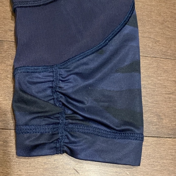 Lululemon - Crop 21” Capri Sz 4 blue stretchy camo leggings - Picture 7 of 17